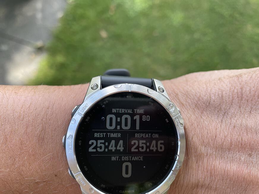 Man sieht das Intervall-Training auf der Garmin Fenix 7